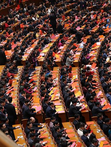 十二届全国人大一次会议举行第四次全体会议 3月14日,十二届全国人大一次会议在北京人民大会堂举行第四次全体会议,选举第十二届全国人民代表大会常务委员会委员长、副委员长、秘书长;选举第十二届全国人民代表大会常务委员会委员;选举中华人民共和国主席、副主席;选举中华人民共和国中央军事委员会主席。这是代表在查看选票。 新华社记者 刘卫兵 摄