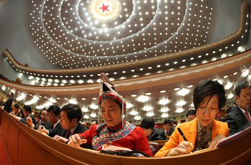 十二届全国人大一次会议举行第四次全体会议 3月14日,十二届全国人大一次会议在北京人民大会堂举行第四次全体会议,选举第十二届全国人民代表大会常务委员会委员长、副委员长、秘书长;选举第十二届全国人民代表大会常务委员会委员;选举中华人民共和国主席、副主席;选举中华人民共和国中央军事委员会主席。这是代表准备填写选票。 新华社记者 陈建力 摄