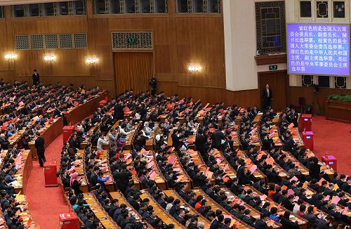 十二届全国人大一次会议举行第四次全体会议 3月14日,十二届全国人大一次会议在北京人民大会堂举行第四次全体会议,选举第十二届全国人民代表大会常务委员会委员长、副委员长、秘书长;选举第十二届全国人民代表大会常务委员会委员;选举中华人民共和国主席、副主席;选举中华人民共和国中央军事委员会主席。这是代表在查看选票。 新华社记者 刘卫兵 摄