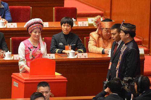 十二届全国人大一次会议举行第四次全体会议 3月14日,十二届全国人大一次会议在北京人民大会堂举行第四次全体会议,选举第十二届全国人民代表大会常务委员会委员长、副委员长、秘书长;选举第十二届全国人民代表大会常务委员会委员;选举中华人民共和国主席、副主席;选举中华人民共和国中央军事委员会主席。这是代表在投票。 新华社记者 王颂 摄