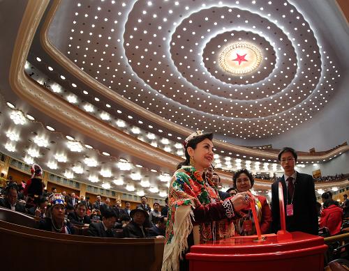 十二届全国人大一次会议举行第四次全体会议 3月14日,十二届全国人大一次会议在北京人民大会堂举行第四次全体会议,选举第十二届全国人民代表大会常务委员会委员长、副委员长、秘书长;选举第十二届全国人民代表大会常务委员会委员;选举中华人民共和国主席、副主席;选举中华人民共和国中央军事委员会主席。这是代表在投票。 新华社记者 兰红光 摄