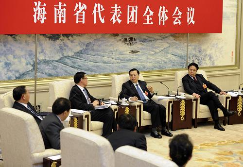 3月11日,中共中央政治局常委、国务院副总理张德江参加十二届全国人大一次会议海南代表团的审议。新华社记者 谢环驰 摄