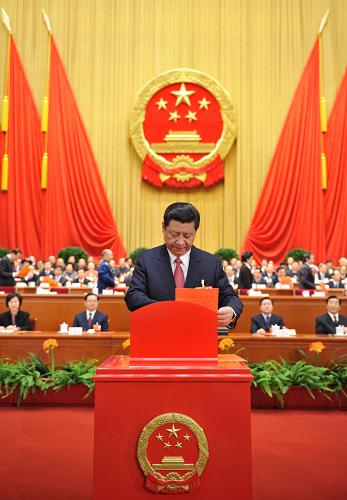 3月14日,十二届全国人大一次会议在北京人民大会堂举行第四次全体会议,选举第十二届全国人民代表大会常务委员会委员长、副委员长、秘书长;选举第十二届全国人民代表大会常务委员会委员;选举中华人民共和国主席、副主席;选举中华人民共和国中央军事委员会主席。这是习近平在投票。新华社记者 黄敬文 摄