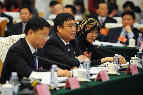 基层代表生活在群众之中,工作在第一线,他们最了解社情民意,最知道群众的冷暖。许多代表参会前广泛征求身边普通百姓的意见和建议,他们的议案带着人民群众沉甸甸的嘱托,他们讲真话说真情,观点鲜明针对性强,有着很高的“含金量”。全国人大代表、安徽省太和县旧县镇张槐村村委会主任徐淙祥(左二)表示,2012年我国粮食再迎丰收,粮食产量实现九连增,然而我国农业仍然存在基础设施薄弱、抵御自然灾害能力差、耕作方法相对落后、农业生产资料成本大幅上涨等问题,为此他建议进一步加大高标准农田建设和农业基础设施建设投入,加大对种粮大户、家庭农场,种粮专业户的扶持力度。新华社记者 杜宇 摄