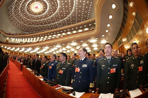 3月5日,第十二届全国人民代表大会第一次会议在北京人民大会堂开幕。这是代表起立唱国歌。新华社记者 李刚 摄