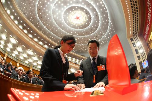 这是监票人在检查票箱。新华社记者 陈建力 摄