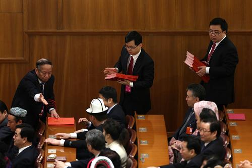 这是工作人员在发选票。新华社记者 金立旺 摄