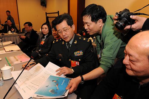 3月4日,濮存昕(右二)向于海委员(右三)介绍关于保护长江江豚的提案。当日,在全国政协十二届一次会议文化艺术界委员驻地,全国政协委员、“水生野生动物保护形象大使”濮存昕在会议间隙来到其他委员身边,将一份“关于保护长江濒危物种以及其生态环境的建议”提案介绍给他们,并征求他们的意见。濮存昕委员说:“我这次提出‘保护江豚’的提案,呼吁大家关注江豚,进而关注长江生态。如果得不到有效保护,这个物种会在5年内基本消失。”