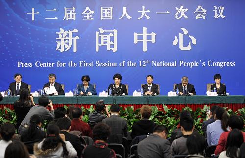 3月9日,十二届全国人大一次会议在两会新闻中心举行记者会,邀请五位全国人大有关负责人就人大工作答记者问。新华社记者 王鹏 摄