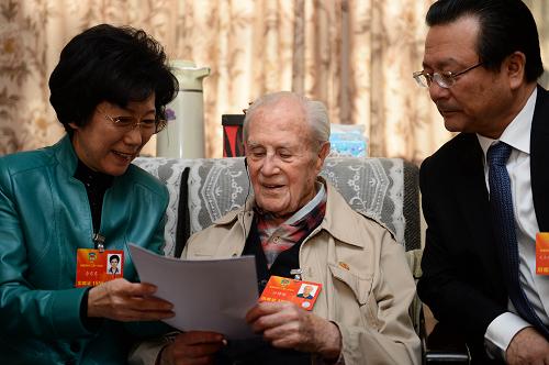 3月9日,全国政协委员李东东(左)、艾克拜尔·米吉提(右)与沙博理一起看材料。当日,全国政协委员李东东、黄友义、唐宁、艾克拜尔·米吉提来到全国政协委员、著名翻译家沙博理家中探望。98岁高龄的沙博理说,虽然由于身体原因没有到大会现场,但每天都通过电视和广播密切关注两会。沙博理1963年加入中国国籍,自1983年当选第六届全国政协委员以来,一直连任至今。他的主要译著有《水浒传》《新儿女英雄传》《家》《林海雪原》等,还陆续撰写自传体著作《一个美国人在中国》等。新华社记者 金良快 摄
