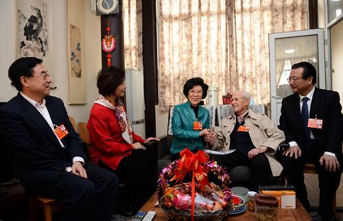 3月9日,全国政协委员李东东(左三)、黄友义(左一)、唐宁(左二)、艾克拜尔·米吉提(右一)来到全国政协委员、著名翻译家沙博理家中探望。新华社记者 金良快 摄