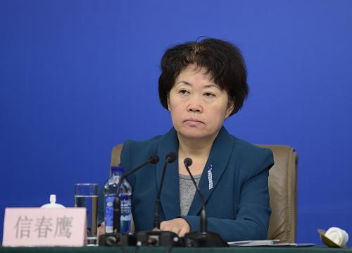 这是信春鹰在记者会上。新华社记者 王鹏 摄