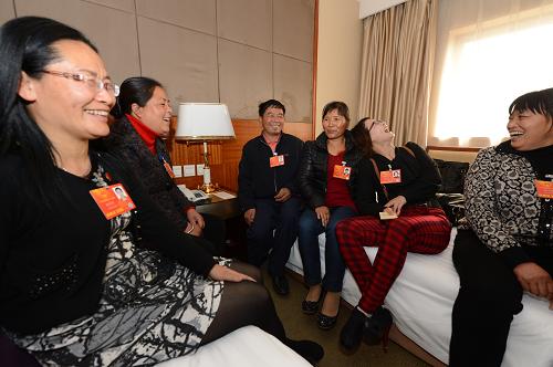 两会时辰·中国梦 中国时辰未时。 3月2日13时许,十二届全国人大一次会议云南团的代表们在驻地开心议事。不同行业、不同背景的声音在这里交融。 每个春天,两会都会与温暖同期而至。数千代表委员共聚京华,纵论国是,带来基层百姓最恳切的声音。2013年,在这个百多年来距离“中国梦”最近的春天,全国两会将绘就全面建成小康社会、推进社会主义现代化建设的宏伟蓝图。 2013年两会期间,记者以中国古老计时方法为轴线,撷取两会盛况中不同时段的精彩瞬间,呈现一份特别的视觉档案。 新华社记者 秦晴 摄