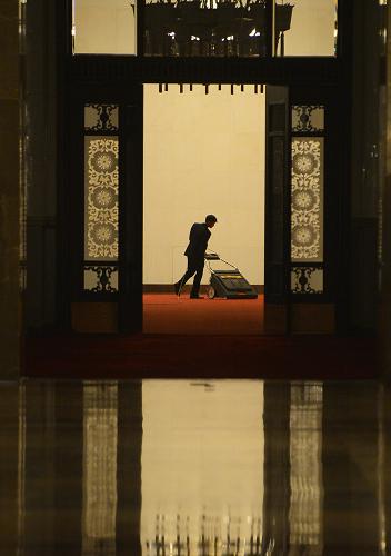 两会时辰·中国梦 中国时辰酉时。 3月8日17时许,一天的会议结束后,安静下来的人民大会堂里,工作人员开始进行清扫工作。 每个春天,两会都会与温暖同期而至。数千代表委员共聚京华,纵论国是,带来基层百姓最恳切的声音。2013年,在这个百多年来距离“中国梦”最近的春天,全国两会将绘就全面建成小康社会、推进社会主义现代化建设的宏伟蓝图。 2013年两会期间,记者以中国古老计时方法为轴线,撷取两会盛况中不同时段的精彩瞬间,呈现一份特别的视觉档案。 新华社记者 秦晴 摄