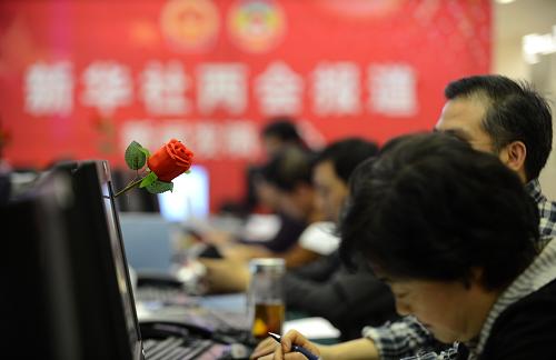两会时辰·中国梦 中国时辰戌时。 3月8日20时许,在一家媒体的两会报道中心,编辑们在插有玫瑰的电脑前忙碌。这天是国际劳动妇女节,报道中心的女职工们都收到了由工会派送的玫瑰。 每个春天,两会都会与温暖同期而至。数千代表委员共聚京华,纵论国是,带来基层百姓最恳切的声音。2013年,在这个百多年来距离“中国梦”最近的春天,全国两会将绘就全面建成小康社会、推进社会主义现代化建设的宏伟蓝图。 2013年两会期间,记者以中国古老计时方法为轴线,撷取两会盛况中不同时段的精彩瞬间,呈现一份特别的视觉档案。 新华社记者 秦晴 摄
