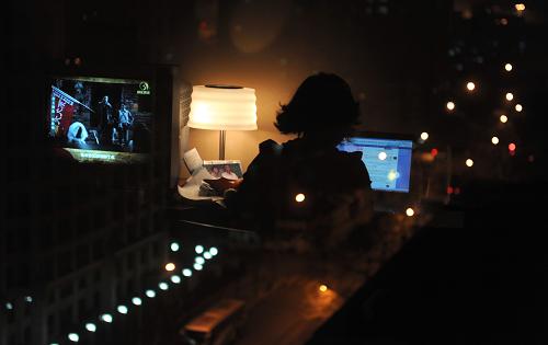两会时辰·中国梦 中国时辰亥时。 3月4日22时许,夜已深,人大代表铁飞燕登录微博,查看网民给她的留言。微博,已成为这位“90后”代表与大众交流的重要渠道。 每个春天,两会都会与温暖同期而至。数千代表委员共聚京华,纵论国是,带来基层百姓最恳切的声音。2013年,在这个百多年来距离“中国梦”最近的春天,全国两会将绘就全面建成小康社会、推进社会主义现代化建设的宏伟蓝图。 2013年两会期间,记者以中国古老计时方法为轴线,撷取两会盛况中不同时段的精彩瞬间,呈现一份特别的视觉档案。 新华社记者 秦晴 摄