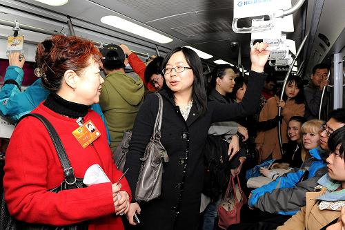 3月11日,全国政协委员高培芬、赵秀君分别乘坐地铁、驾车,在周一早高峰时段从北京宣武门出发前往前门,体验北京的交通状况。最后,乘坐地铁和开车分别耗时16分钟和27分钟。虽然不足3公里的路程并不能全面反映北京交通的整体现状,但此次体验,让一直在思考如何实现便捷出行的委员们,有了更贴近现实的体会。这是全国政协委员高培芬(左)在北京体验地铁出行。