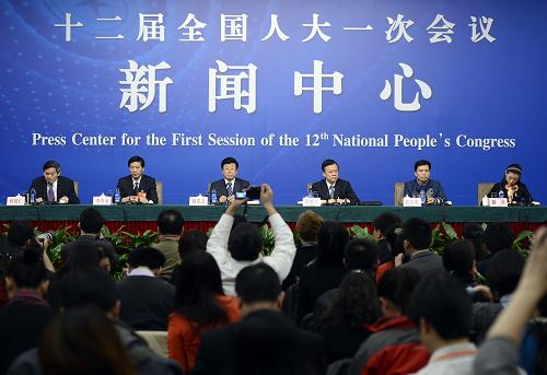 3月12日,十二届全国人大一次会议在两会新闻中心举行记者会,全国人大代表、贵州省委书记赵克志(左三),全国人大代表、贵州省省长陈敏尔(右三),全国人大代表、贵阳市市长李再勇(左二),全国人大代表、贵州三都县县长张加春(右二)就“欠发达地区如何同步实现小康”相关问题回答中外记者提问。