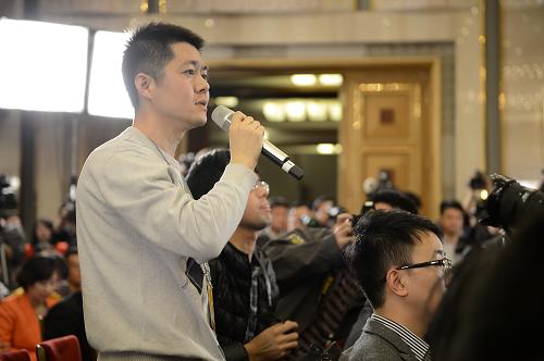 3月4日,十二届全国人大一次会议在北京人民大会堂举行新闻发布会。大会发言人傅莹介绍本次会议的有关情况,并回答中外记者的提问。这是记者在提问。新华社记者 王鹏 摄
