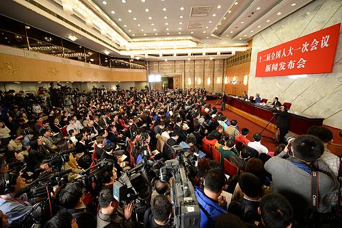 3月4日,十二届全国人大一次会议在北京人民大会堂举行新闻发布会。大会发言人傅莹介绍本次会议的有关情况,并回答中外记者的提问。新华社发(毕晓洋 摄)