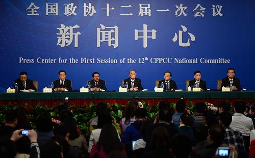 3月7日,全国政协十二届一次会议在两会新闻中心举行记者会,政协委员贾治邦、陈锡文、厉以宁、李毅中、杜鹰、林毅夫(左二至右一)就推动科学发展回答记者提问。新华社记者 金良快 摄