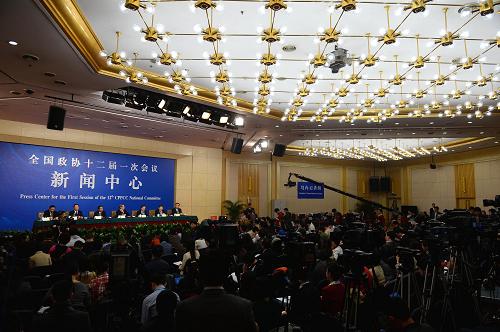 3月7日,全国政协十二届一次会议在两会新闻中心举行记者会,政协委员贾治邦、陈锡文、厉以宁、李毅中、杜鹰、林毅夫就推动科学发展回答记者提问。 新华社记者 金良快 摄