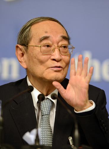 3月7日,全国政协十二届一次会议在两会新闻中心举行记者会。这是全国政协委员厉以宁就推动科学发展回答记者提问。 新华社记者 秦晴 摄
