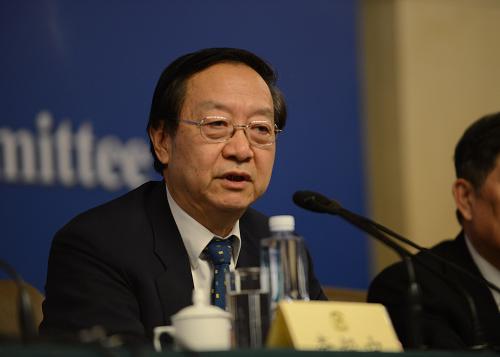 3月7日,全国政协十二届一次会议在两会新闻中心举行记者会。这是全国政协委员李毅中回答记者提问。 新华社记者 秦晴 摄