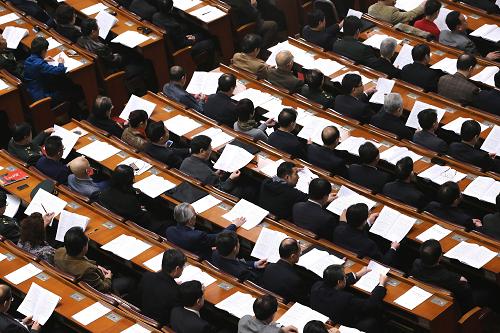 3月8日,全国政协十二届一次会议在北京人民大会堂举行第三次全体会议。这是全国政协委员在听会。新华社记者 刘卫兵 摄