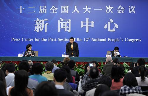 3月8日,十二届全国人大一次会议在两会新闻中心举行记者会,邀请商务部部长陈德铭就“发展国内外贸易和促进经济合作”的相关问题回答中外记者提问。 新华社记者 王鹏 摄