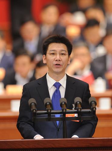 3月8日,全国政协十二届一次会议在北京人民大会堂举行第三次全体会议。这是贺军科委员代表共青团中央全国青联作《高度重视社会教育 促进青少年健康全面成长》的发言。新华社记者 张铎 摄