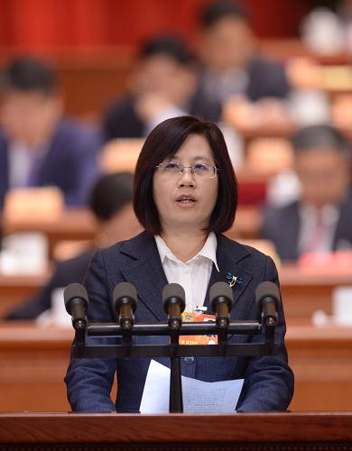 3月8日,全国政协十二届一次会议在北京人民大会堂举行第三次全体会议。这是吴春梅委员作《重视帮扶社会新底层群体》的发言。 新华社记者 王晔 摄