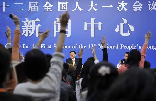 3月8日,十二届全国人大一次会议在两会新闻中心举行记者会,邀请商务部部长陈德铭就“发展国内外贸易和促进经济合作”的相关问题回答中外记者提问。这是记者在举手提问。 新华社记者 王鹏 摄