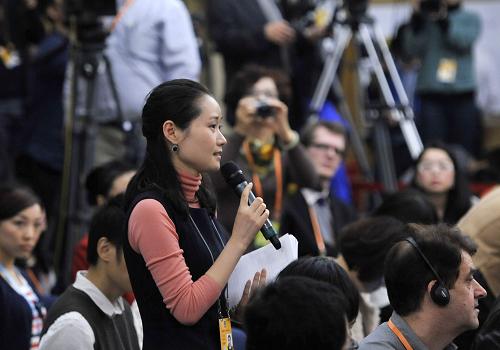 3月8日,十二届全国人大一次会议在两会新闻中心举行记者会,邀请商务部部长陈德铭就“发展国内外贸易和促进经济合作”的相关问题回答中外记者提问。这是记者在提问。 新华社记者 王鹏 摄