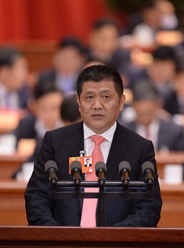 3月8日,全国政协十二届一次会议在北京人民大会堂举行第三次全体会议。这是周新生委员作《尽量让国人不求人少求人》的发言。新华社记者 王晔 摄