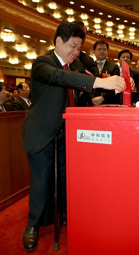 这是代表在投票。新华社记者 陈建力 摄