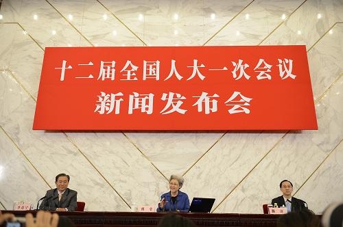 3月4日,十二届全国人大一次会议在北京人民大会堂举行新闻发布会。大会发言人傅莹介绍本次会议的有关情况,并回答中外记者提问。新华社记者 王鹏 摄