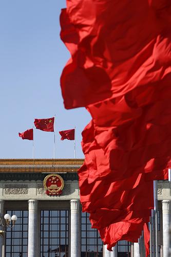 这是3月1日拍摄的北京人民大会堂外迎风招展的红旗。2014年全国两会开幕在即。3月1日,北京天气晴好。新华社记者 沈伯韩 摄