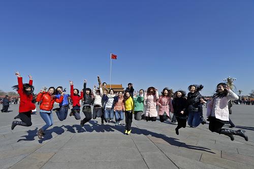 3月1日,在北京天安门广场,一些来北京参加培训的学生兴奋地拍摄合影。他们将于今年5月作为汉语和中国文化的使者,前往泰国进行汉语教学相关志愿服务。新华社记者 沈伯韩 摄