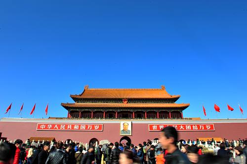 3月1日,游客在北京天安门城楼前参观游览。新华社记者 肖艺九 摄