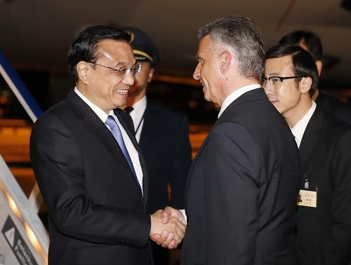 李克强抵达苏黎世对瑞士进行正式访问 5月23日,中国国务院总理李克强乘专机抵达苏黎世,开始对瑞士进行正式访问。瑞士联邦副主席兼外长伯克哈尔特到机场迎接。 新华社记者 鞠鹏 摄