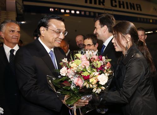 5月23日,中国国务院总理李克强乘专机抵达苏黎世,开始对瑞士进行正式访问。 新华社记者 鞠鹏 摄