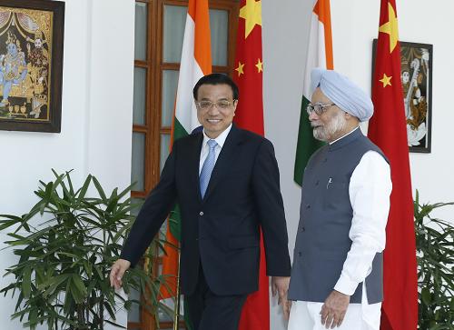 5月20日,中国国务院总理李克强在新德里与印度总理辛格举行会谈。这是李克强与辛格步入会谈大厅。 新华社记者鞠鹏摄