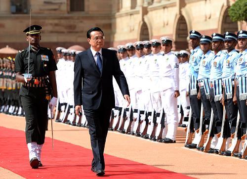 李克强出席印度总理辛格举行的欢迎仪式 5月20日,国务院总理李克强在总统府出席印度总理辛格举行的欢迎仪式。 这是李克强总理检阅仪仗队。 新华社记者马占成摄