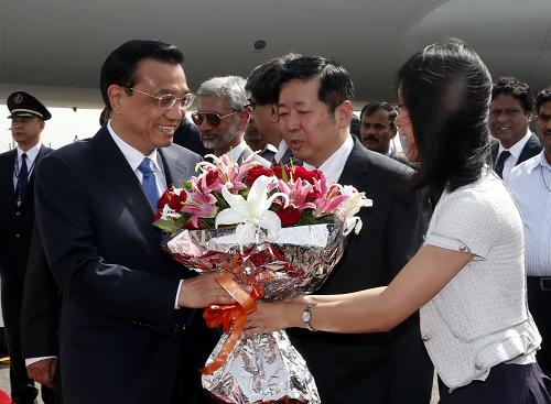 5月19日,应印度共和国总理辛格邀请,中国国务院总理李克强乘专机抵达新德里帕拉姆空军机场,开始对印度进行正式访问。新华社记者 鞠鹏 摄