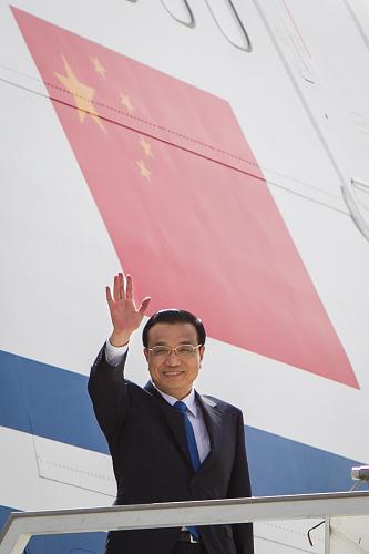 5月19日,应印度共和国总理辛格邀请,中国国务院总理李克强乘专机抵达新德里帕拉姆空军机场,开始对印度进行正式访问。新华社记者 郑焕松 摄