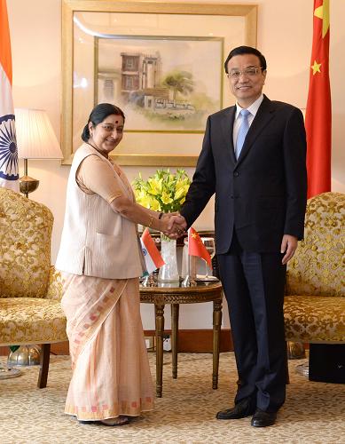 5月20日,中国国务院总理李克强在新德里会见印度人民院反对党领袖斯瓦拉杰。新华社记者 马占成 摄