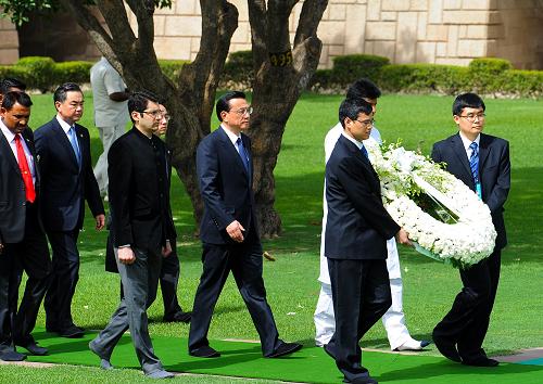 5月20日,中国国务院总理李克强在新德里向甘地墓敬献花圈。新华社记者 李涛 摄
