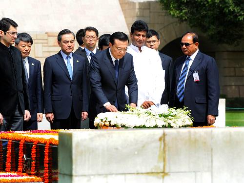 5月20日,中国国务院总理李克强在新德里向甘地墓敬献花圈。新华社记者 李涛 摄