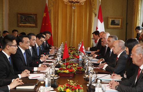 5月24日,中国国务院总理李克强在伯尔尼同瑞士联邦主席毛雷尔举行会谈。新华社记者 鞠鹏 摄